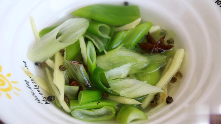 天冷吃莲藕加五花肉，教你年夜菜好吃做法！