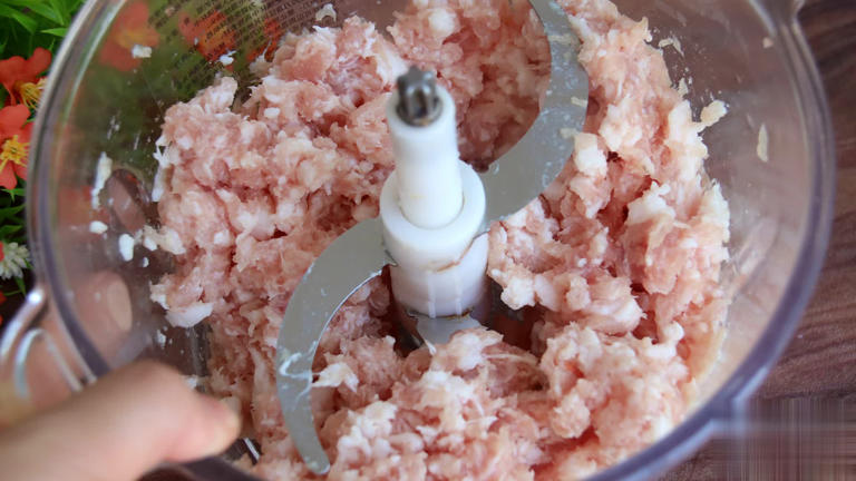 天冷吃莲藕加五花肉，教你年夜菜好吃做法！