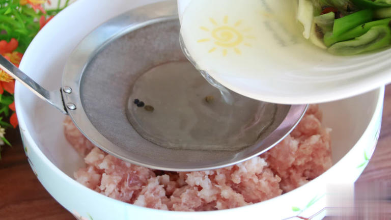 天冷吃莲藕加五花肉，教你年夜菜好吃做法！