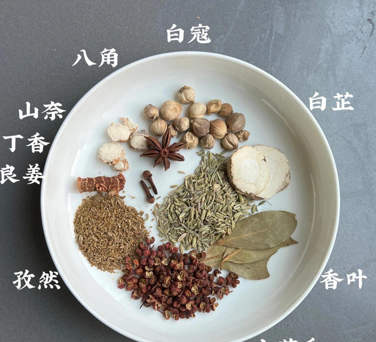 大厨教你红烧羊肉的家常做法，鲜香软烂，汤汁浓郁，味道鲜美