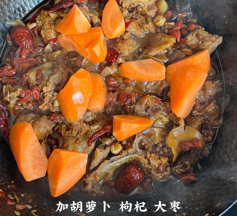 大厨教你红烧羊肉的家常做法，鲜香软烂，汤汁浓郁，味道鲜美
