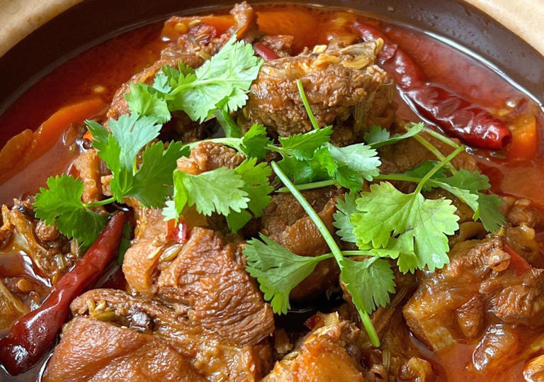 大厨教你红烧羊肉的家常做法，鲜香软烂，汤汁浓郁，味道鲜美