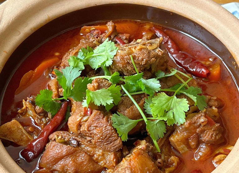 大厨教你红烧羊肉的家常做法，鲜香软烂，汤汁浓郁，味道鲜美