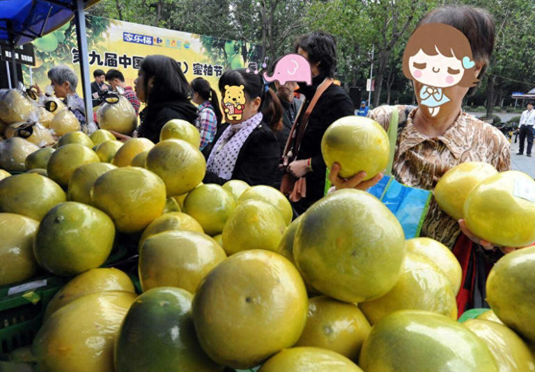 俗话说“秋吃柚，晒过肉”，一句简单的话语，足以见得柚子的营养价值。柚子口感适中，含糖量偏低，在秋天吃柚子，不仅可以防秋燥，而且还能增强身体的免疫力，所以在秋天，很多老一辈的人都喜欢吃柚子。而我们又是一个比较传统的国家，做什么事都要讲究一个寓