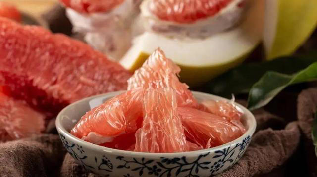医生提醒：柚子虽好，但这两种人最好不要吃柚子，可能会有损健康