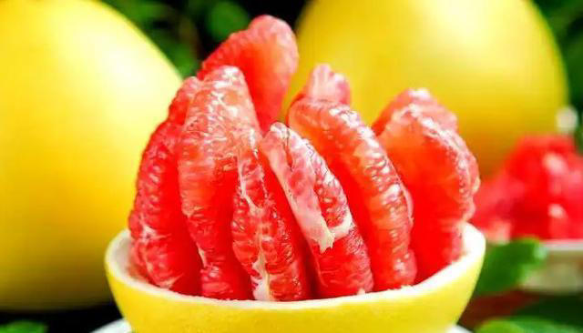 医生提醒：柚子虽好，但这两种人最好不要吃柚子，可能会有损健康