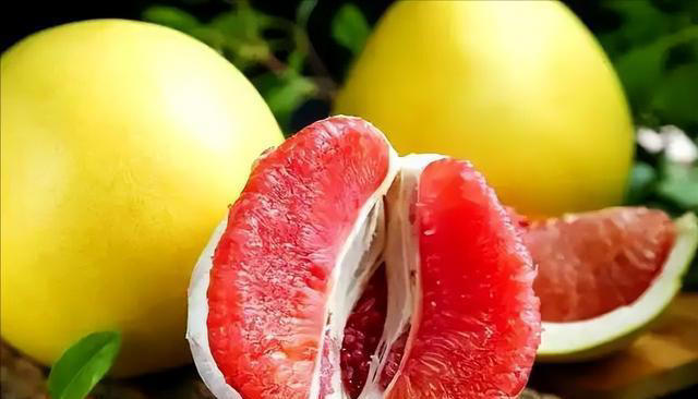 医生提醒：柚子虽好，但这两种人最好不要吃柚子，可能会有损健康