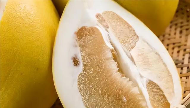 医生提醒：柚子虽好，但这两种人最好不要吃柚子，可能会有损健康