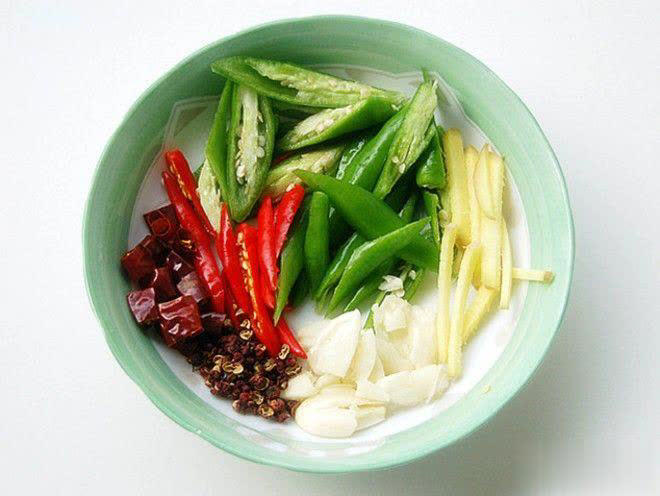 大厨手把手教你家常小炒牛肉，让牛肉又嫩又美味！