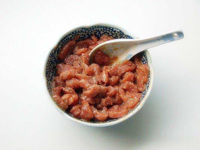 大厨手把手教你家常小炒牛肉，让牛肉又嫩又美味！