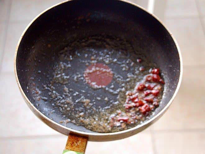 大厨手把手教你家常小炒牛肉，让牛肉又嫩又美味！