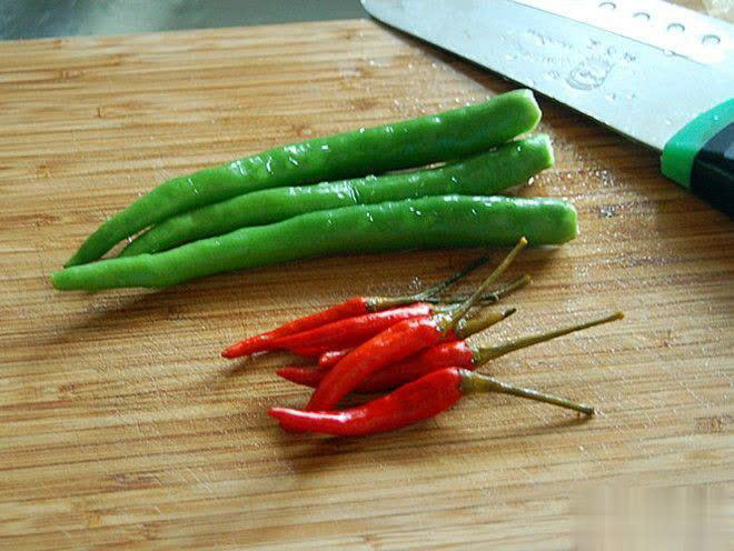 大厨手把手教你家常小炒牛肉，让牛肉又嫩又美味！