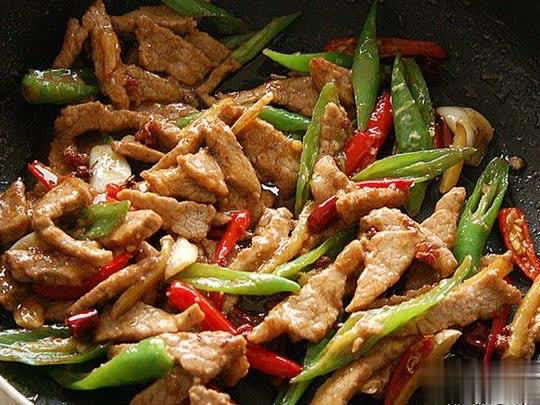 大厨手把手教你家常小炒牛肉，让牛肉又嫩又美味！ 