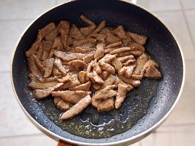 大厨手把手教你家常小炒牛肉，让牛肉又嫩又美味！