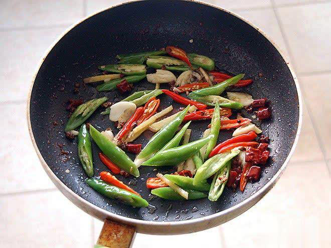 大厨手把手教你家常小炒牛肉，让牛肉又嫩又美味！