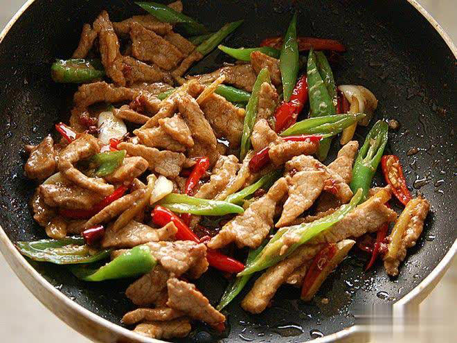 大厨手把手教你家常小炒牛肉,让牛肉又嫩又美味!