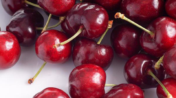 樱桃再度引发关注，医生揭秘：常吃或能收获4大健康好处！