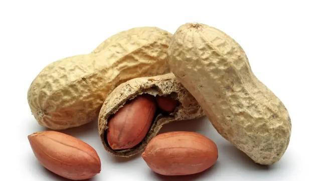 生花生和熟花生，哪个更营养？医生劝告：这4类人最好少吃！