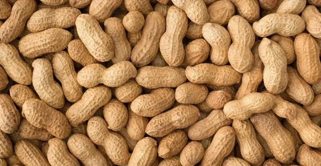 生花生和熟花生，哪个更营养？医生劝告：这4类人最好少吃！