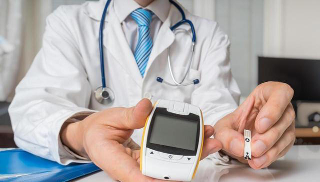 石榴到底是升血糖还是降血糖？糖尿病人能不能吃？医生给出了解释