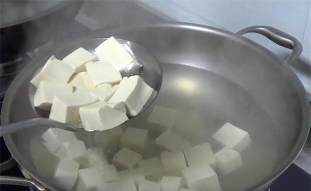 这样做豆腐才入味，一道麻婆豆腐，麻辣鲜香又下饭，越吃越上瘾