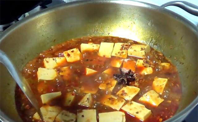 这样做豆腐才入味，一道麻婆豆腐，麻辣鲜香又下饭，越吃越上瘾