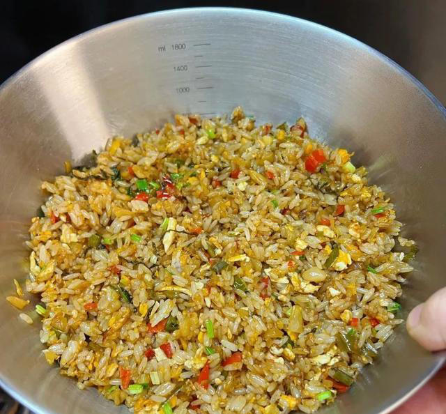 蛋炒饭的神仙做法，加点酸菜千金都不换！
