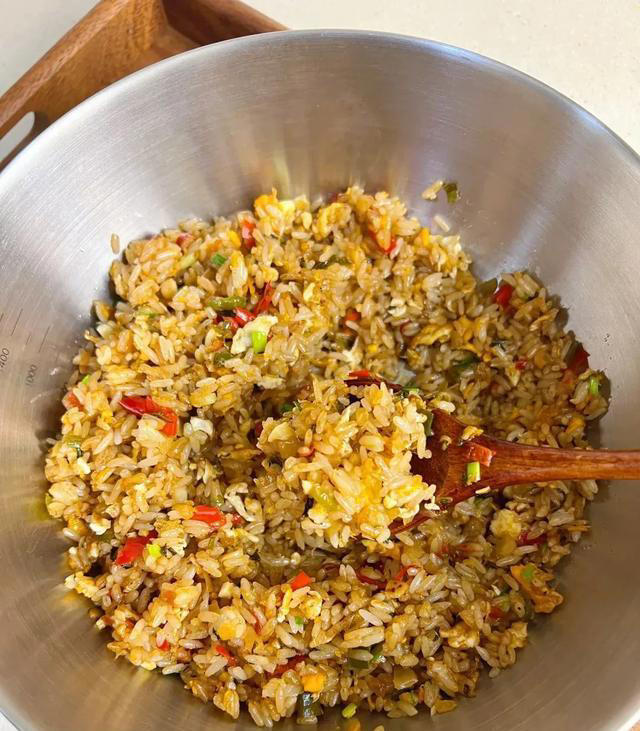 蛋炒饭的神仙做法，加点酸菜千金都不换！
