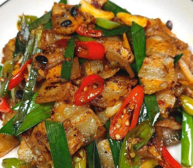 这才是“蒜苗回锅肉”最好吃的做法，原来技巧全在这儿！