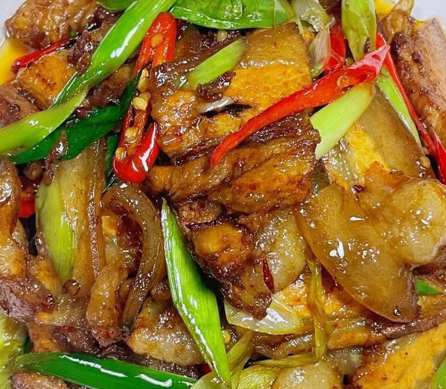 这才是“蒜苗回锅肉”最好吃的做法，原来技巧全在这儿！