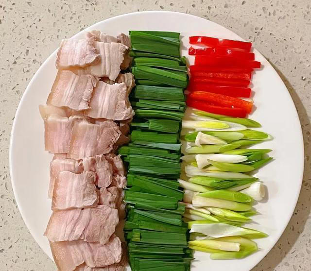这才是“蒜苗回锅肉”最好吃的做法，原来技巧全在这儿！
