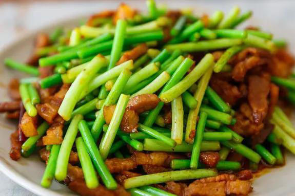 炒蒜苔总软塌无味？多做1步秒变脆嫩，香到全家抢着吃