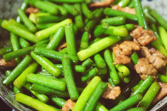 炒蒜苔总软塌无味？多做1步秒变脆嫩，香到全家抢着吃