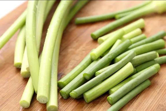 炒蒜苔总软塌无味？多做1步秒变脆嫩，香到全家抢着吃