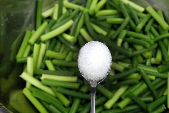 炒蒜苔总软塌无味？多做1步秒变脆嫩，香到全家抢着吃