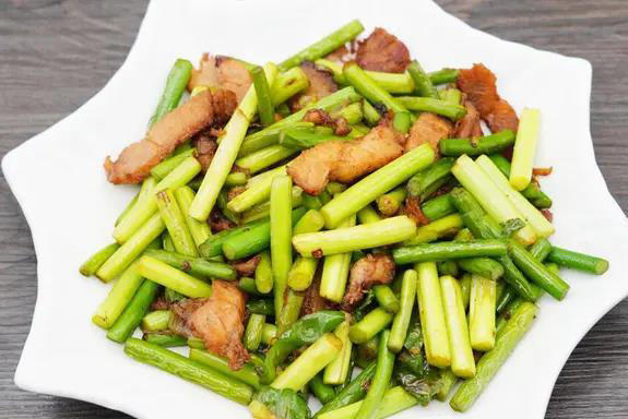 炒蒜苔总软塌无味？多做1步秒变脆嫩，香到全家抢着吃