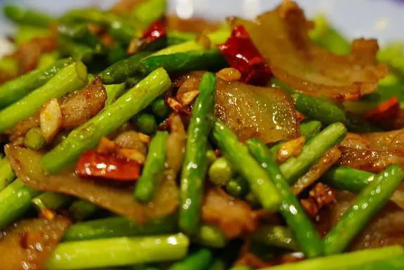 炒蒜苔总软塌无味？多做1步秒变脆嫩，香到全家抢着吃