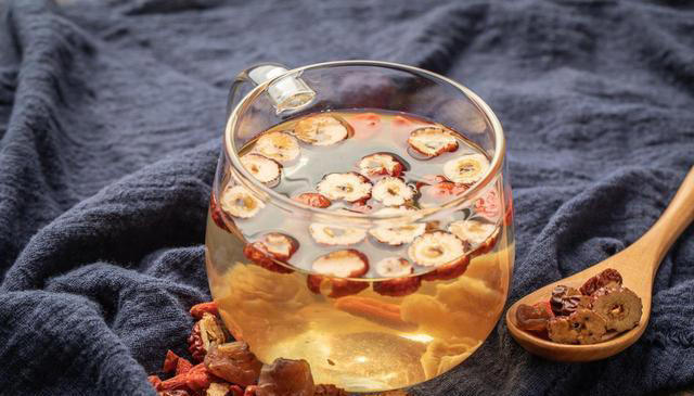 不起眼的搭配大有益处！枸杞红枣泡水的功效，适合日常调理