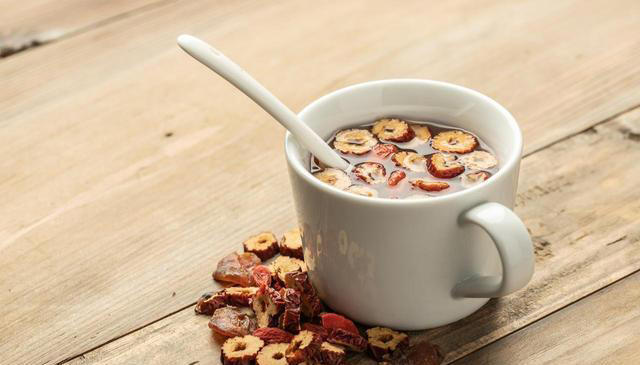 不起眼的搭配大有益处！枸杞红枣泡水的功效，适合日常调理