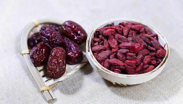 不起眼的搭配大有益处！枸杞红枣泡水的功效，适合日常调理