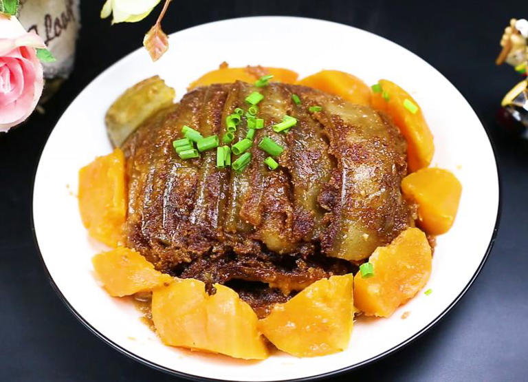 说起“粉蒸肉”，我之前看过一篇文章，作者说：粉蒸肉是四川的，评论区就炸锅了。有人说是湖南的、广西的、贵州的、东北的等等，反正各有个的说法，其实我个人感觉不管它是哪里的，只有适合自己口味的才是最好的，您说对吧？  粉蒸肉是属于一道蒸菜，口味