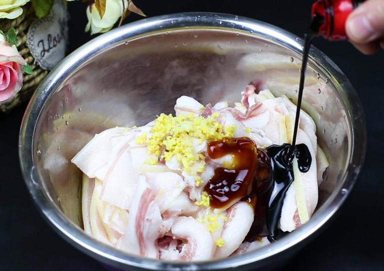 做粉蒸肉，老一辈传下来的3个窍门，五花肉酥烂不腻，米粉不夹生