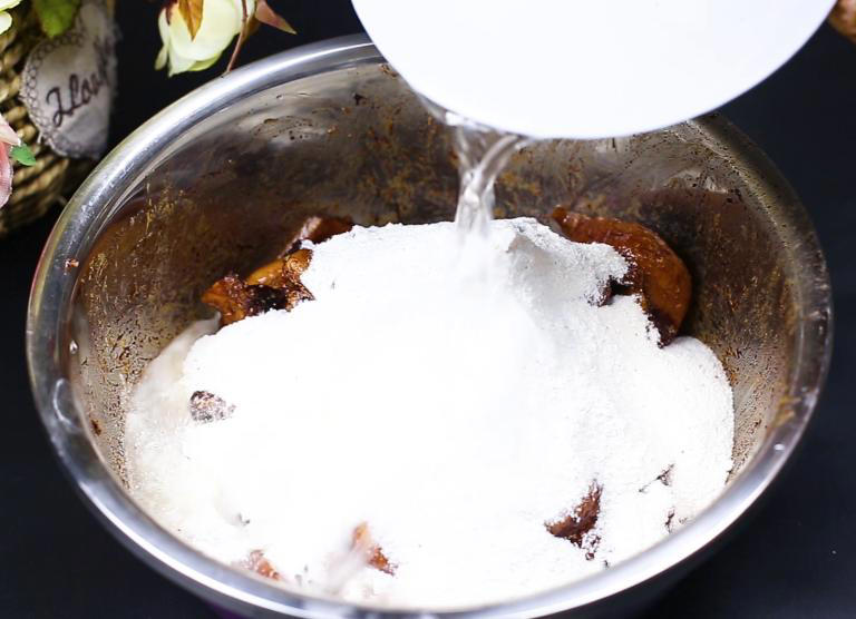 做粉蒸肉，老一辈传下来的3个窍门，五花肉酥烂不腻，米粉不夹生