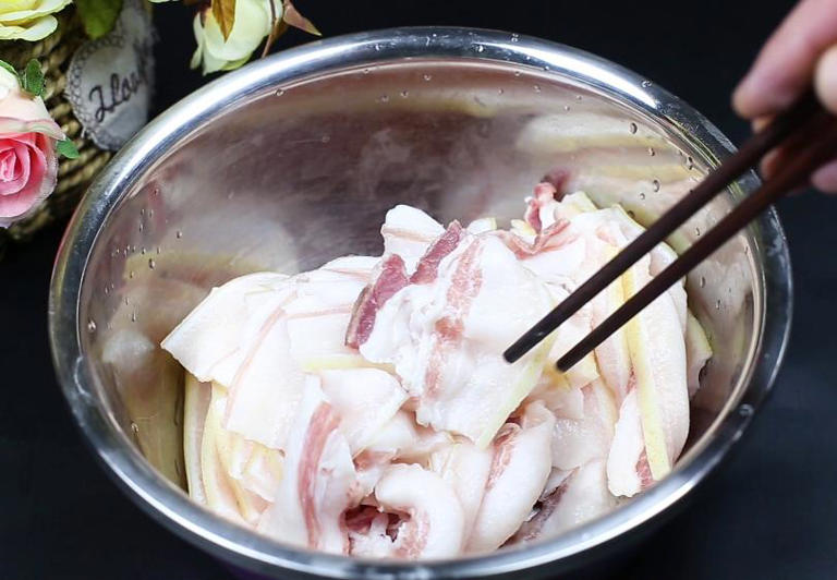 做粉蒸肉，老一辈传下来的3个窍门，五花肉酥烂不腻，米粉不夹生