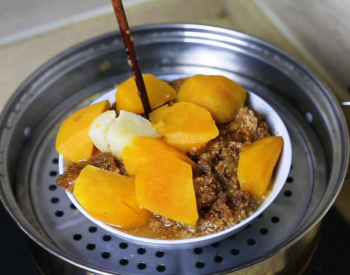 做粉蒸肉，老一辈传下来的3个窍门，五花肉酥烂不腻，米粉不夹生