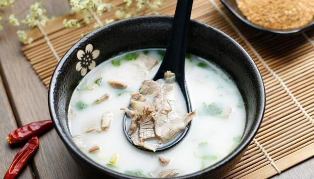 炖羊肉用料太多，难怪不好吃！只需2样料，炖好后汤鲜肉香