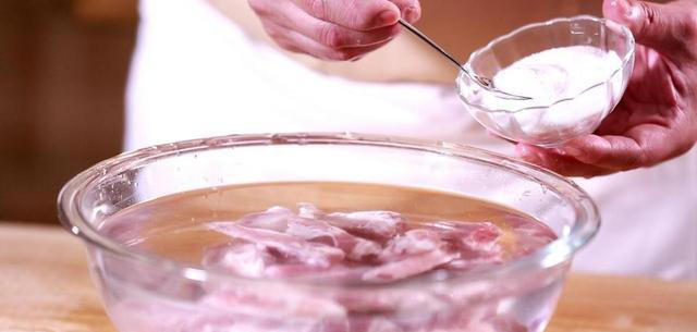 炖羊肉用料太多，难怪不好吃！只需2样料，炖好后汤鲜肉香