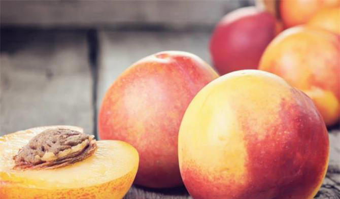 桃子皮能吃吗？吃桃子到底该不该削皮？皮有营养吗？