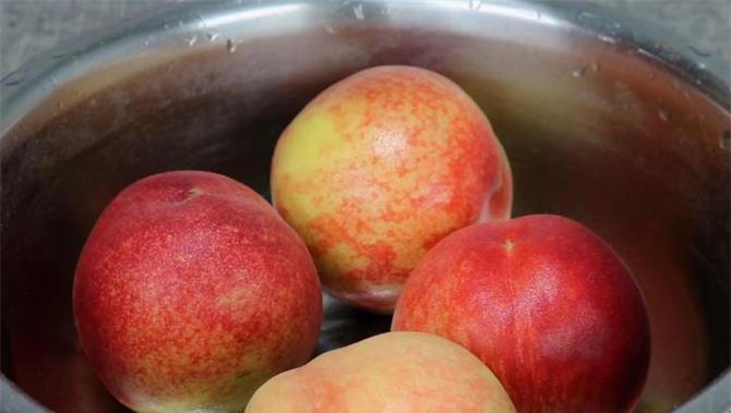 桃子皮能吃吗？吃桃子到底该不该削皮？皮有营养吗？