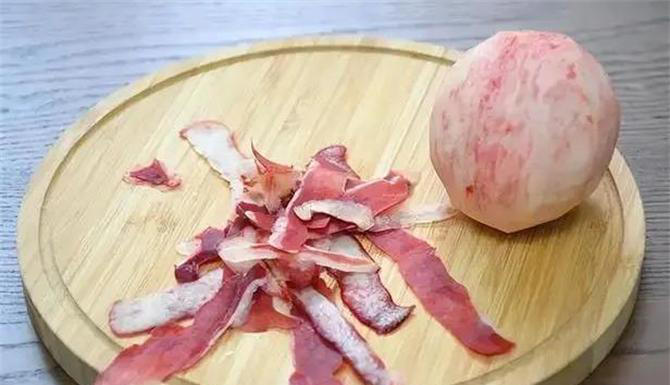 桃子皮能吃吗？吃桃子到底该不该削皮？皮有营养吗？